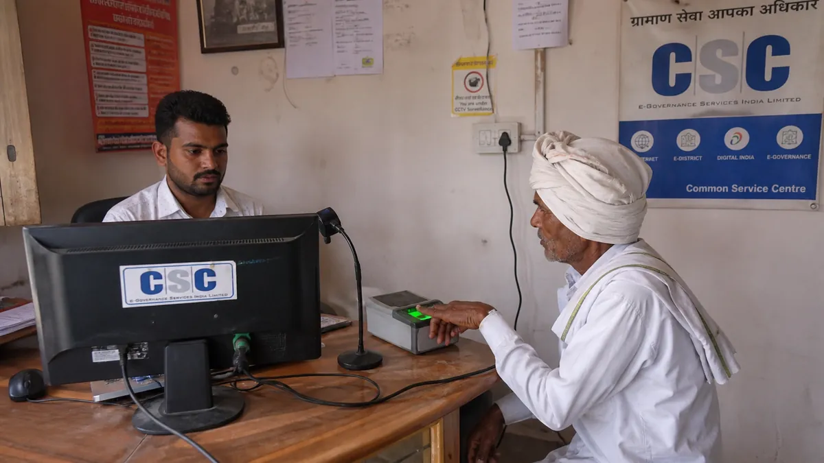 CSC centre पर operator किसान की मदद करते हुए
