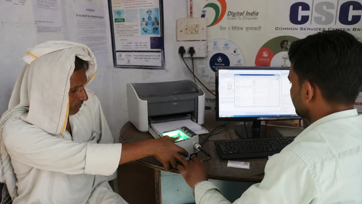 CSC पर fingerprint scanner से eKYC कराता किसान