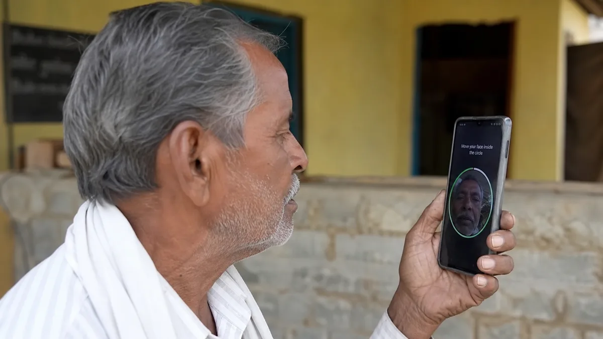 बुजुर्ग किसान PM-KISAN app में Face Authentication करते हुए