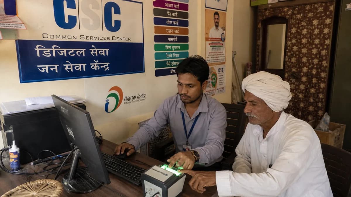 CSC केंद्र पर operator किसान की registration करते हुए