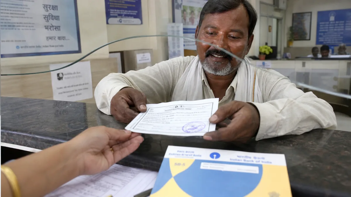 बैंक counter पर किसान को मोहर लगी रसीद मिलते हुए
